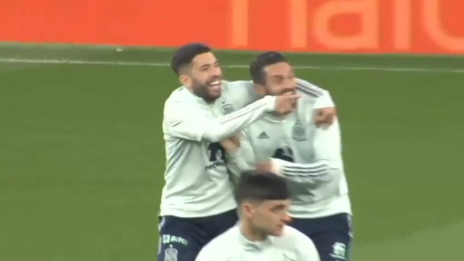 La selección toma contacto con el césped del RCD Stadium