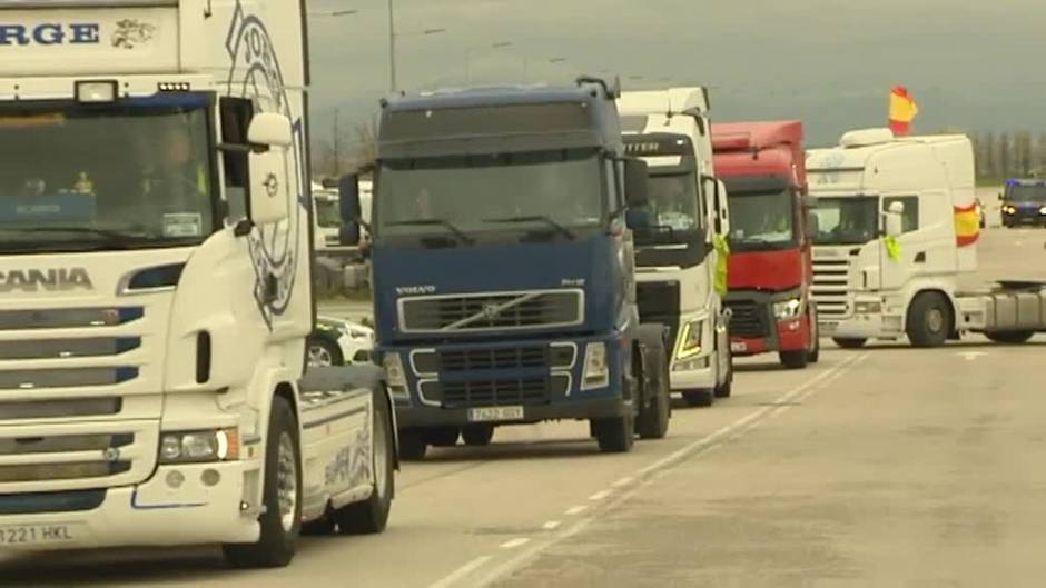 La Plataforma Nacional de transportistas ve insuficientes las medidas del Gobierno y mantiene el paro en la carretera