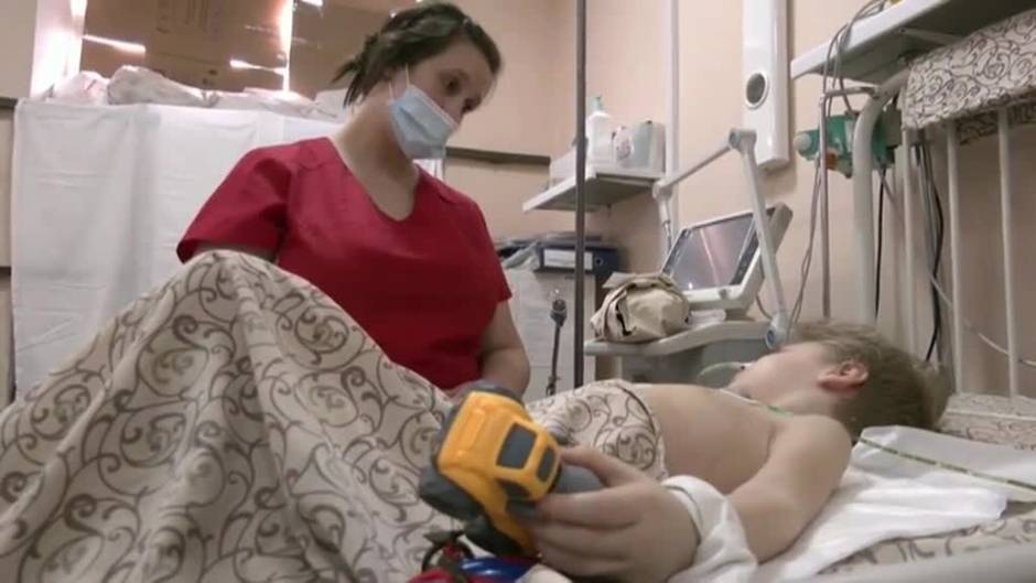 Un niño ucraniano se recupera de los bombardeos en Mariúpol