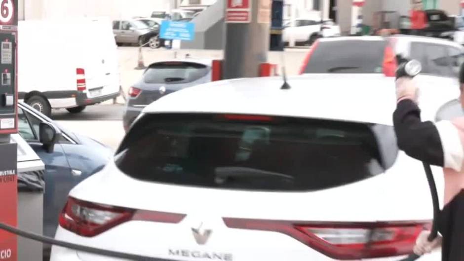 Los conductores esperan la rebaja de 20 céntimos para llenar el depósito