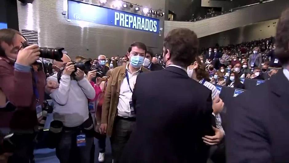 Casado y Ayuso se saludan en el Congreso del PP que abre una nueva etapa