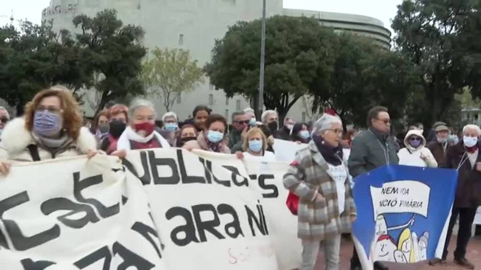 Miles de personas toman las calles de Barcelona en defensa de la sanidad pública