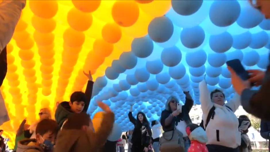 Córdoba recrea la bandera de Ucrania con más de 10.000 globos azules y amarillos