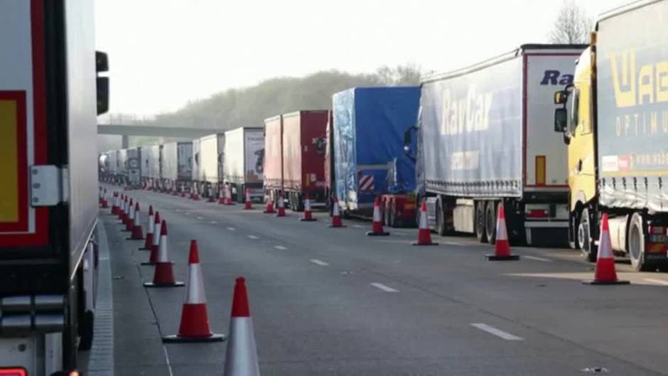 Colas kilométricas en los accesos al puerto de Dover tras la suspensión de rutas de una naviera