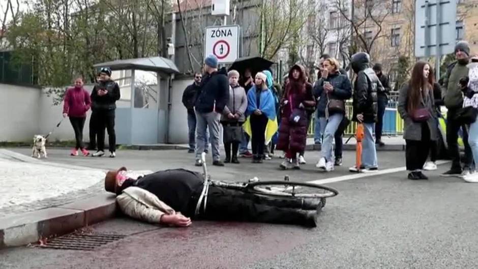 Activistas protestan contra la guerra en Ucrania recreando la masacre de Bucha en Praga