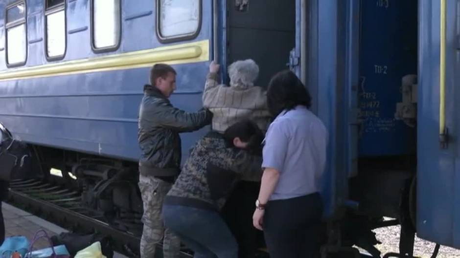 Habitantes de la región del Donbás huyen en tren