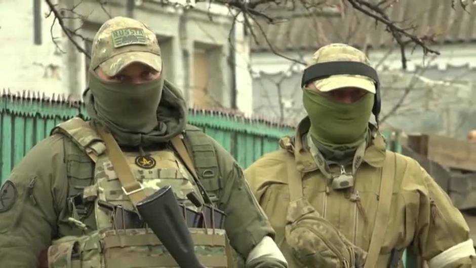 Medios rusos difunden imágenes de soldados ucranianos rindiéndose en Mariupol