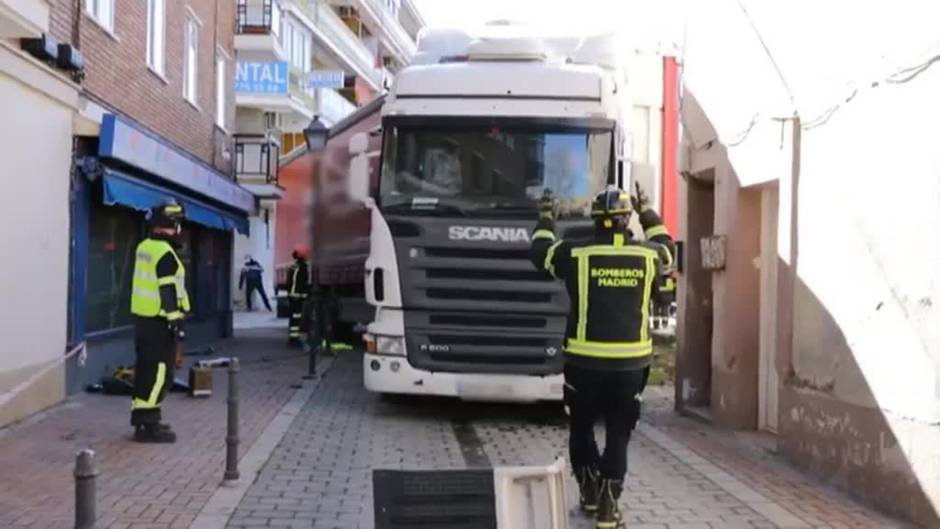 Un camión queda atrapado en una calle de la localidad madrileña de Vicálvaro