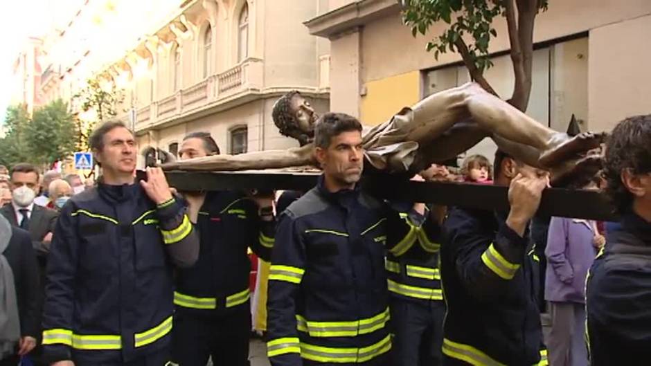 Túnicas con los colores de la bandera de Ucrania en la procesión del Cristo de los Niños en Madrid