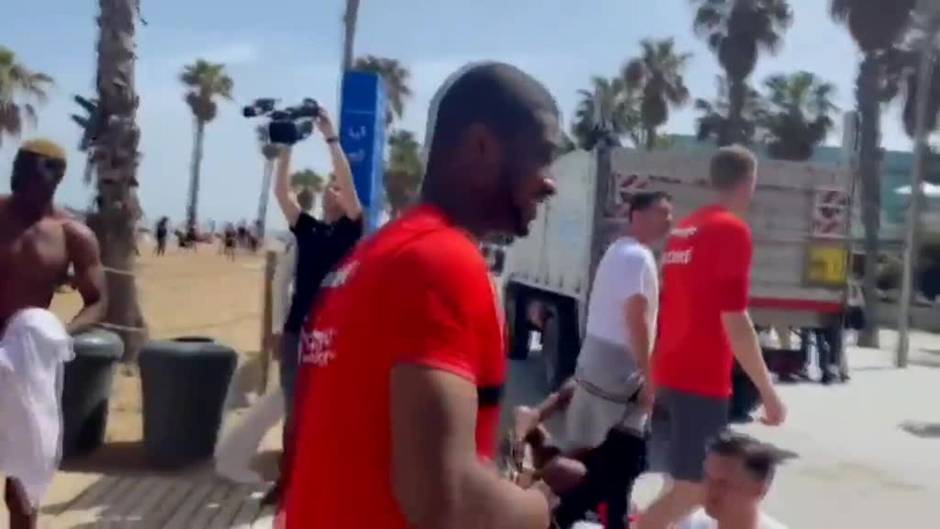 Los jugadores del Eintracht se bañan en la playa de La Barceloneta