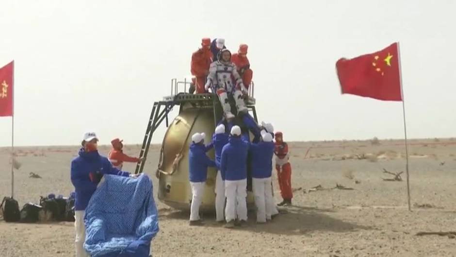 Llegan a tierra los tres astronautas chinos después de permanecer en el espacio 183 días