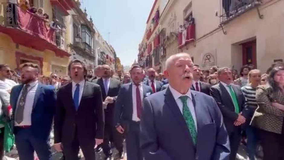 Vídeo: El coro de Julio Pardo le canta a la Esperanza de Triana en Sevilla