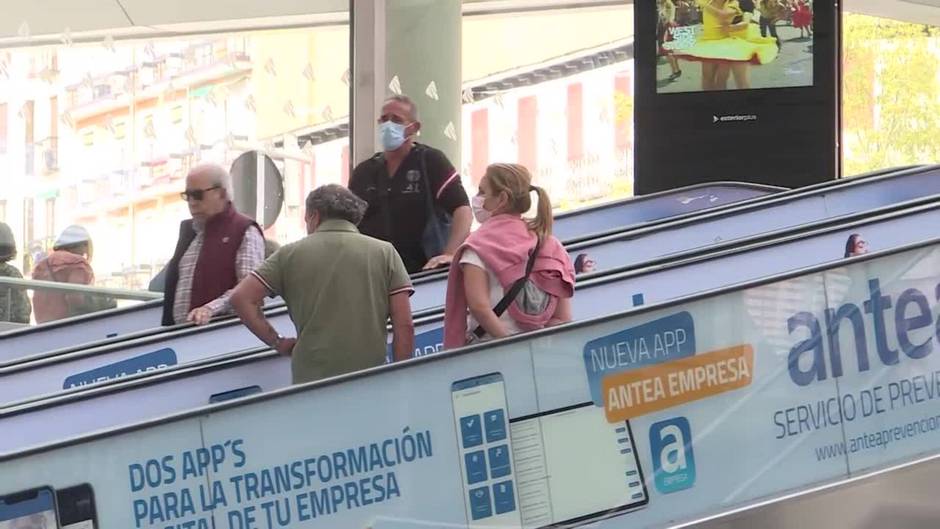 Trasiego de maletas en Atocha con motivo de la operación retorno de Semana Santa