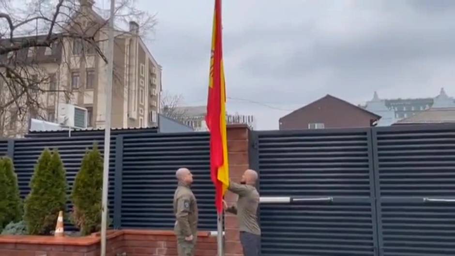 La embajada de España en Kiev reabre sus puertas y vuelve a izar la bandera