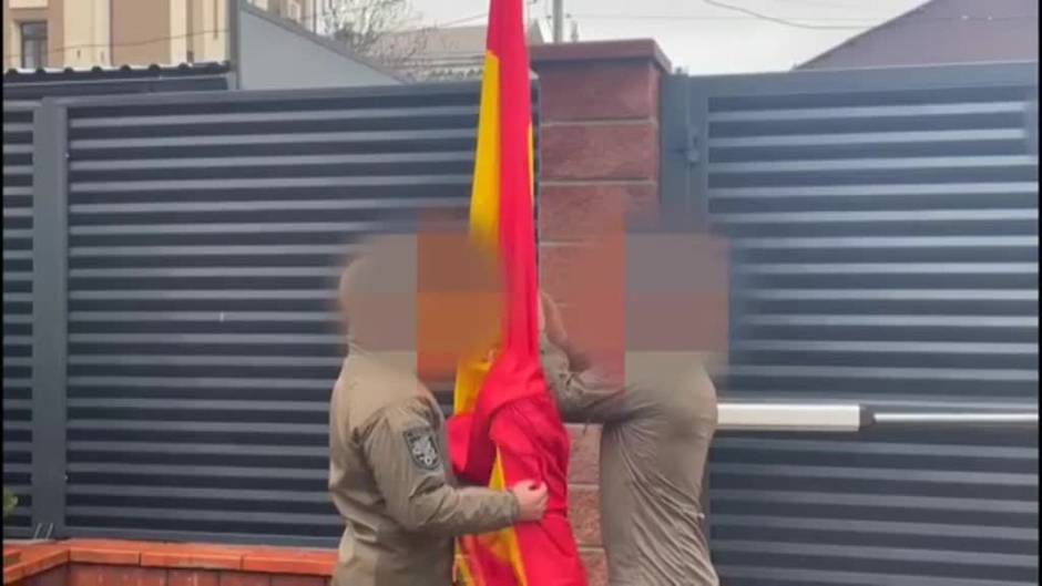 La embajada de España en Kiev reabre sus puertas y vuelve a izar la bandera