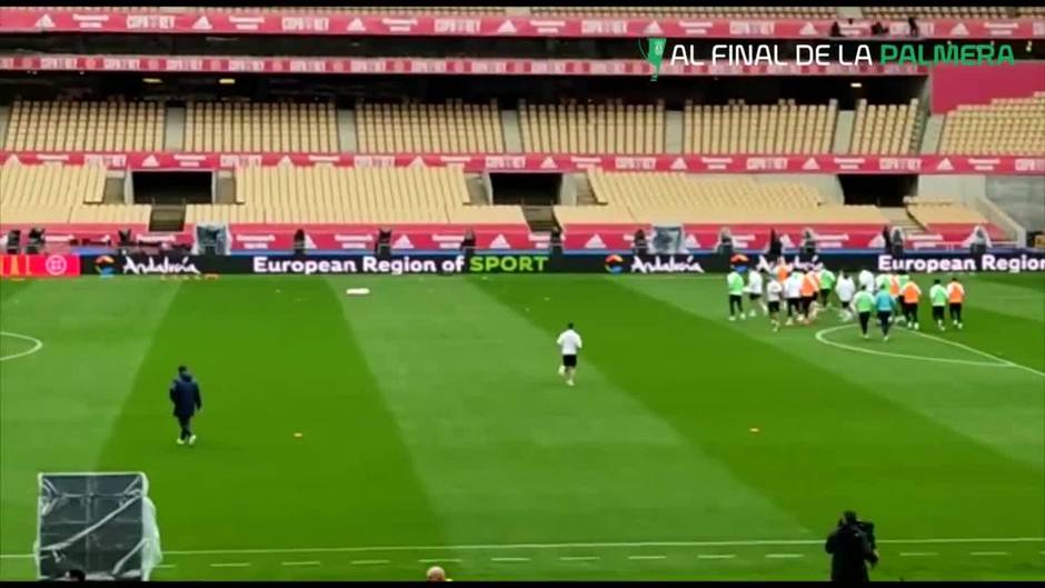 El Valencia CF realiza su entrenamiento oficial en La Cartuja, con Paulista, antes de la final de Copa ante el Betis