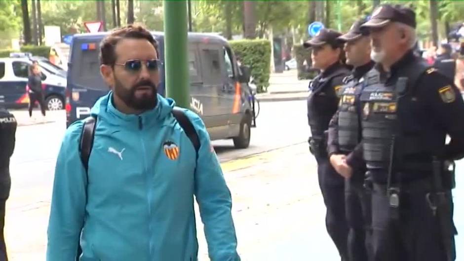 Decenas de valencianistas animan al Valencia CF a su llegada al hotel de concentración