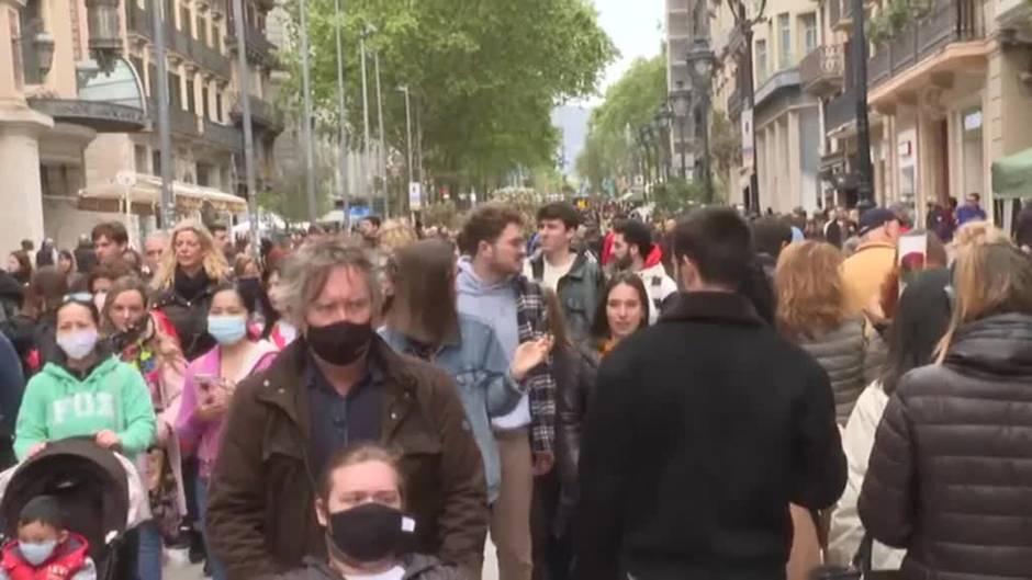 Sant Jordi reúne a miles de personas en una feria del libro con récord de ventas
