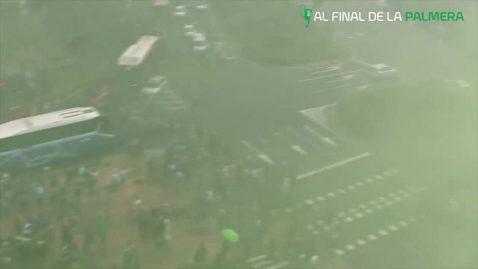 La marea verde del Betis accede a la Cartuja por el puente de la Barqueta para la final de la Copa del Rey