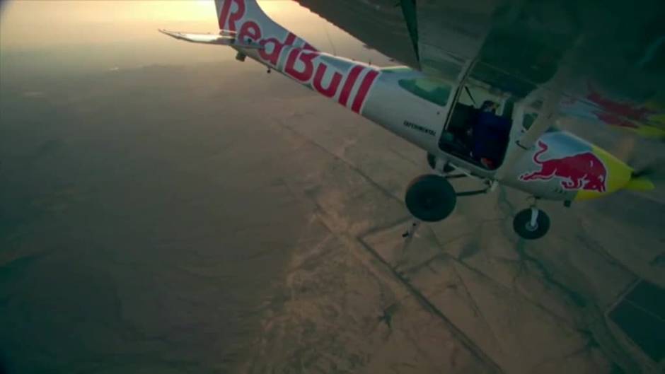 Dos pilotos saltan al vacío y tratan de intercambiar sus avionetas sobre el desierto de Arizona