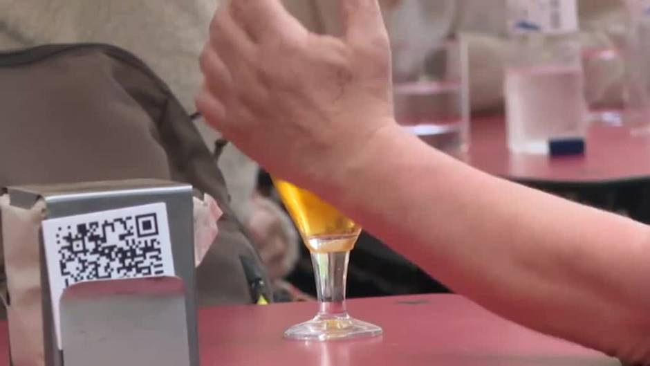 Sanidad desmiente que se vaya a prohibir el vino o la cerveza en los menús diarios de los restaurantes