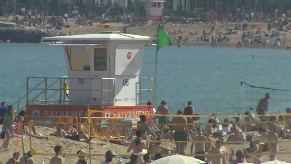 Las playas de Barcelona se llenan durante el primer fin de semana de mayo