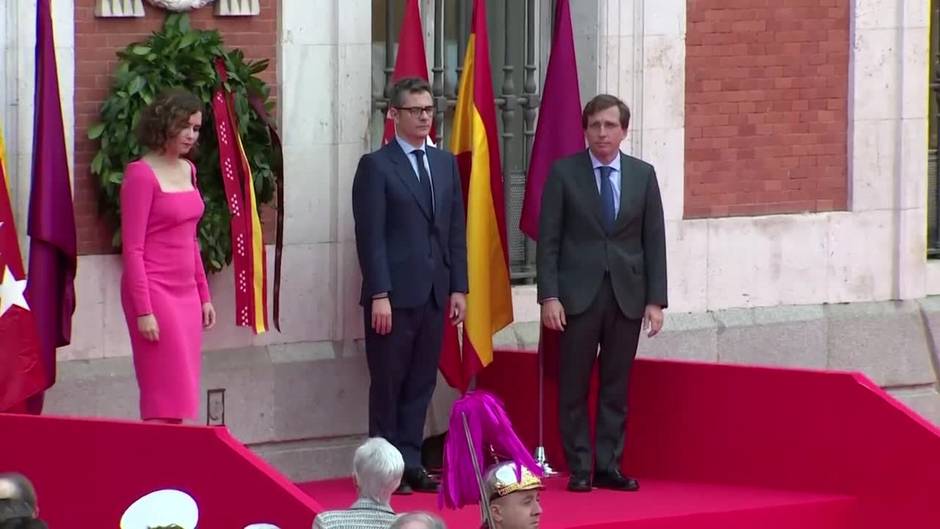 Una corona de laurel recuerda en la Puerta del Sol a los héroes del Dos de Mayo