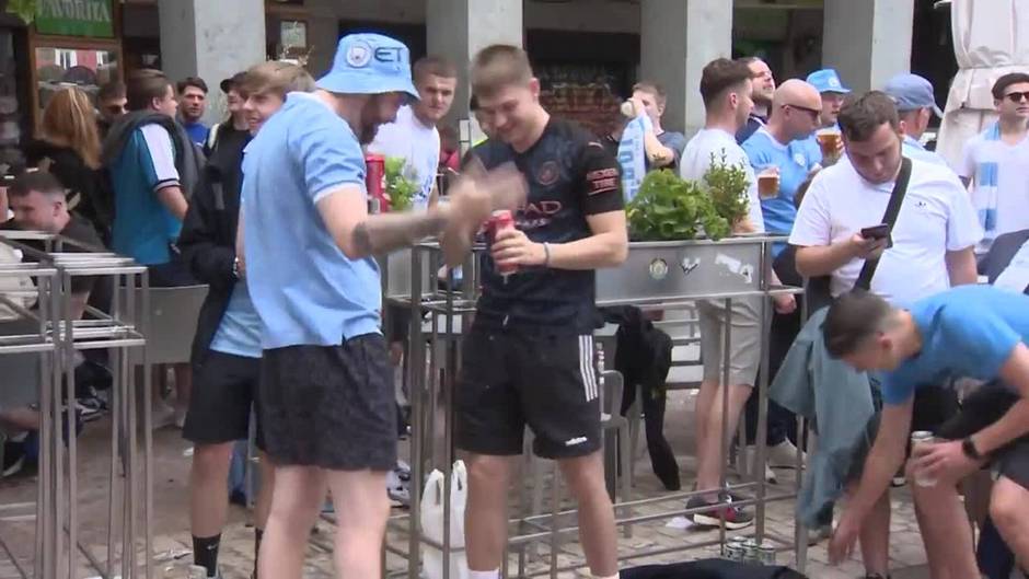 Seguidores del Manchester, listos para animar a su equipo en el Bernabéu