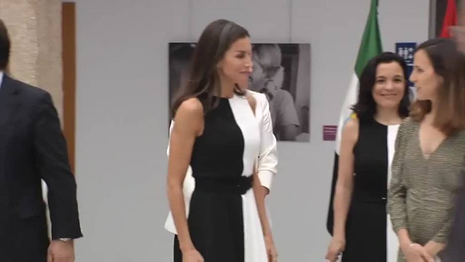 Doña Letizia y una de las premiadas de los "Premios Reina Letizia 2021" coinciden con el mismo vestido