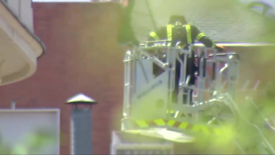Bomberos revisan la estructura del edificio del barrio de Salamanca tras la explosión