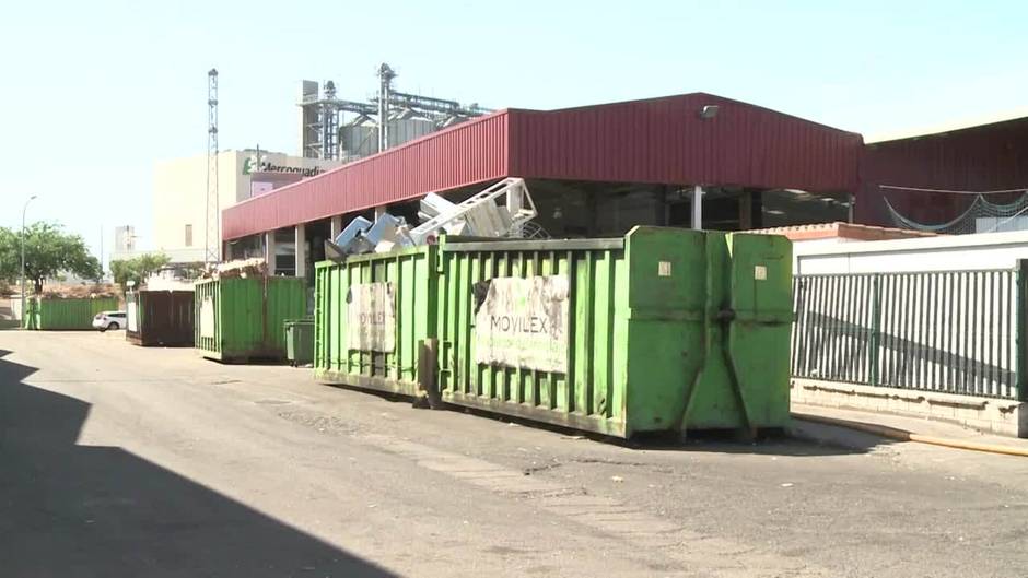 Daños materiales en un incendio en una nave de reciclaje en Lobon (Badajoz)