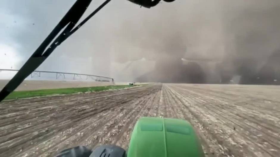 Un granjero de EEUU graba desde su tractor una devastadora tormenta de arena