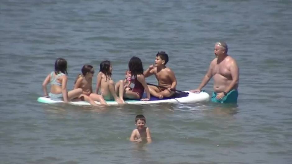 Cádiz se divide ante el cambio de normativa que permitirá el nudismo en sus playas