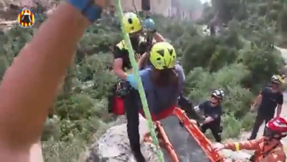 Bomberos y Guardia Civil de Valencia se emplean a fondo para sacar de apuros a algunos aficionados a la naturaleza