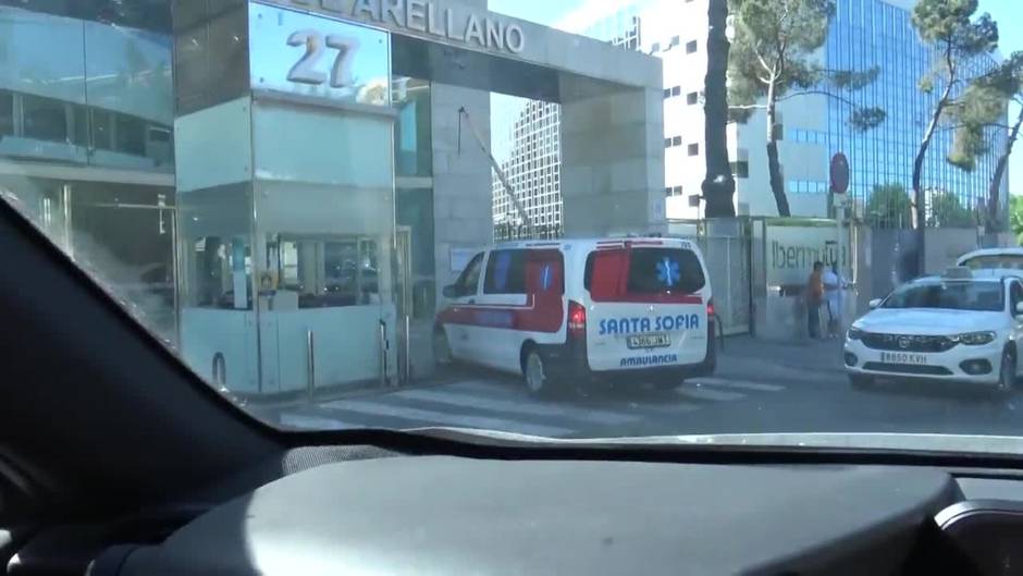 Belén Esteban acude a revisión tras su operación de tibia y peroné