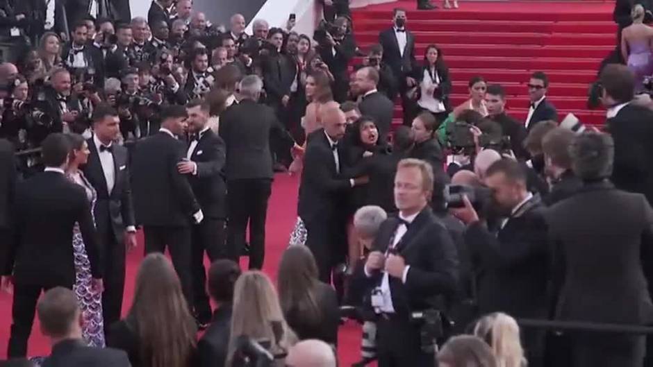 Una mujer desnuda irrumpe en la alfombra roja de Cannes para protestar por la guerra de Ucrania