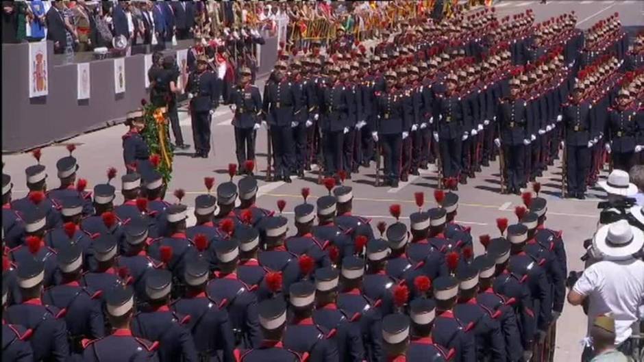 Multitudinaria acogida al rey en el primer Día de las Fuerzas Armadas tras la pandemia