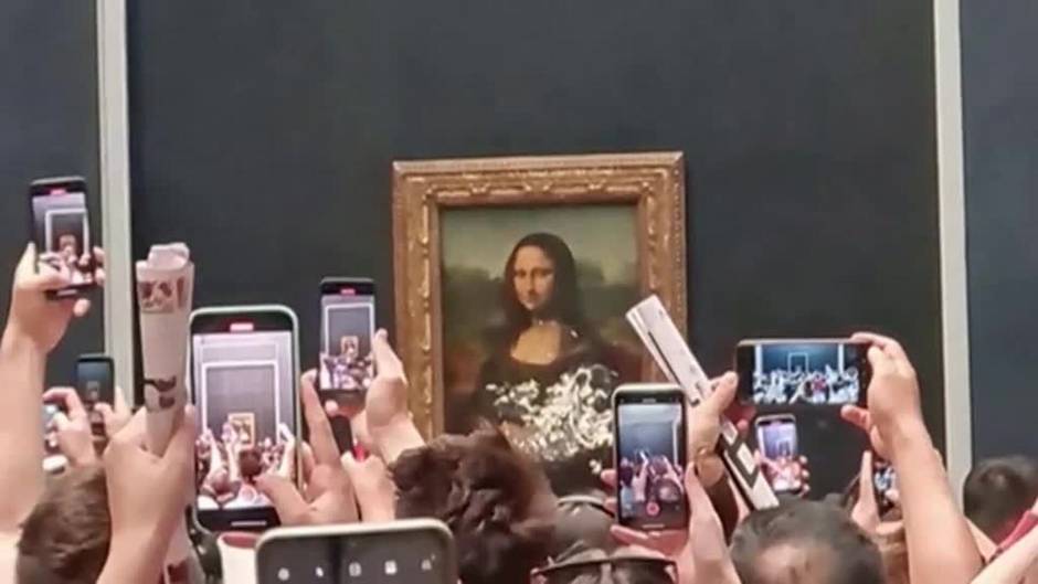 Un visitante ataca a la Gioconda con una tarta en el Museo del Louvre