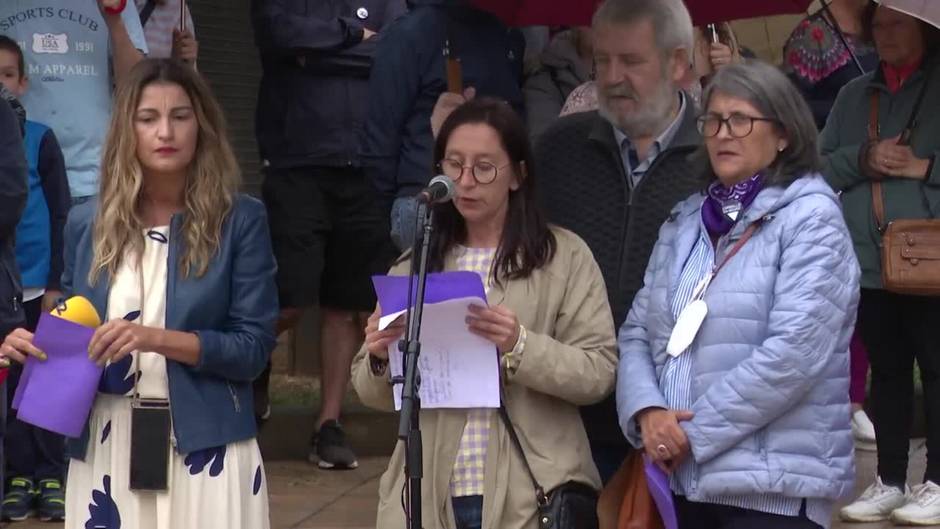 Cientos de personas se concentran en Carballo en solidaridad con la mujer agredida por su pareja