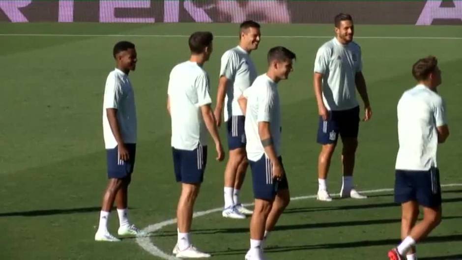 La selección prueba el césped del Benito Villamarín