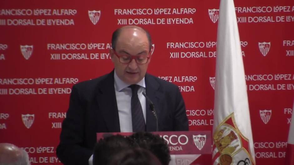 El presidente Castro recuerda a Reyes durante el acto de entrega del Dorsal de Leyenda del Sevilla FC