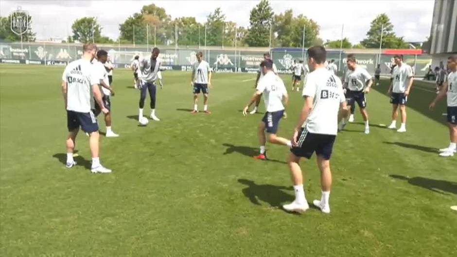 La selección española entrena en Sevilla para preparar el partido contra la República Checa