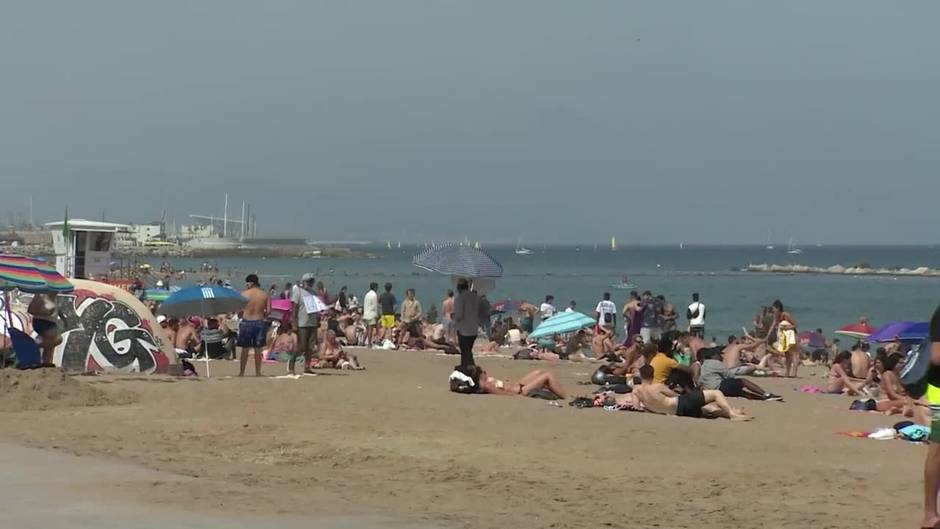 Playas llenas en Barcelona en plena operación salida