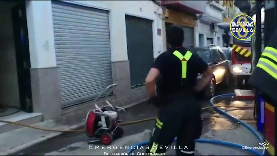 Un fallecido y una hospitalizada crítica por un incendio en su vivienda de Sevilla