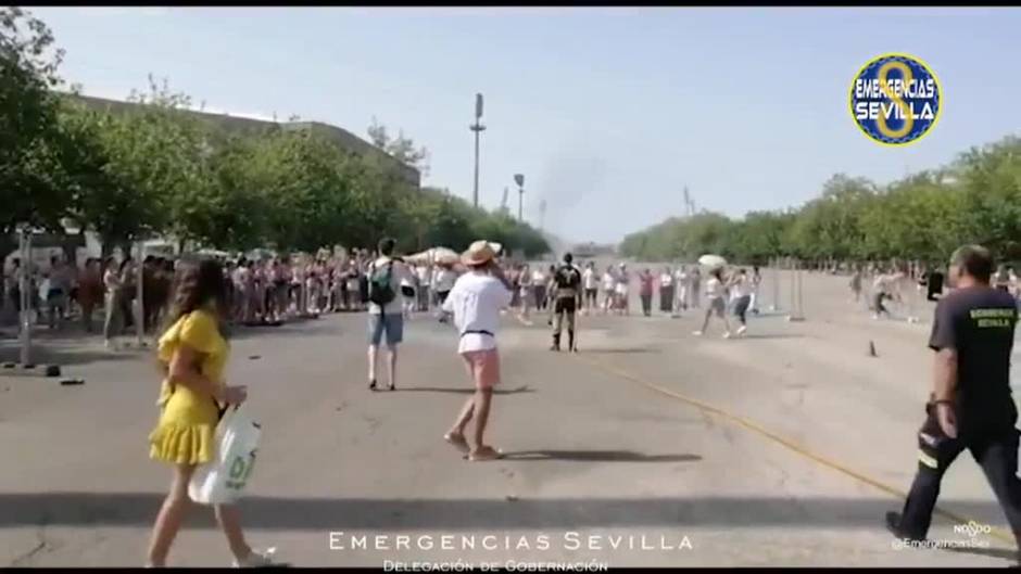 Los bomberos refrescan a la multitud en La Cartuja de Sevilla