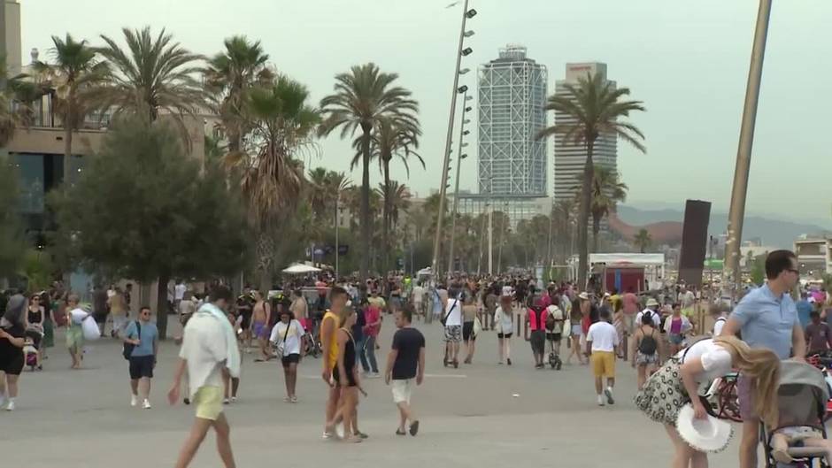 Miles de personas en las playas de Barcelona durante un fin de semana de altas temperaturas