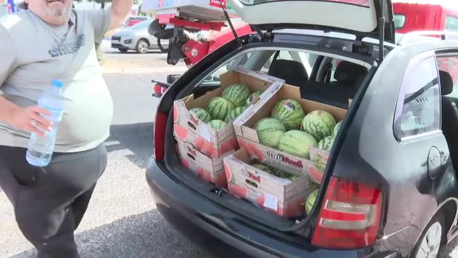 Un comerciante de Parla (Madrid) vende cada día miles de sandías y melones a un euro