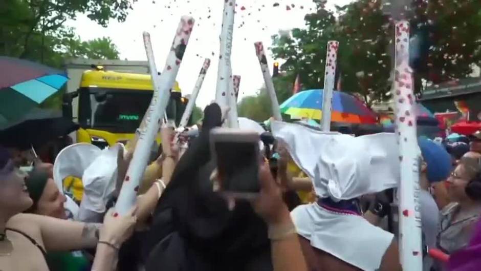 París se llena de besos en defensa de la libertad sexual y el respeto a la diversidad