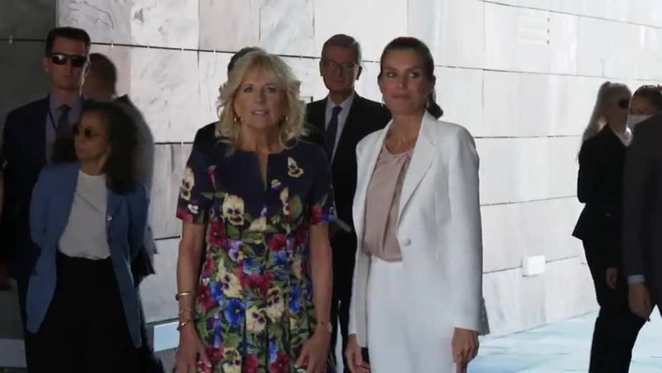 La reina Letizia y Jill Biden visitan el centro de refugiados ucranianos en Madrid