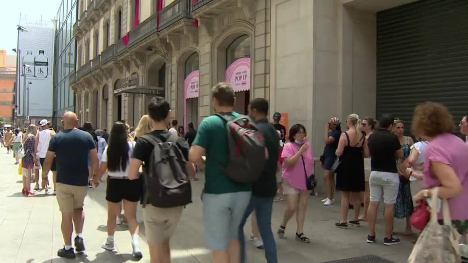 Colas en la nueva tienda Shein de Barcelona durante su primer fin de semana